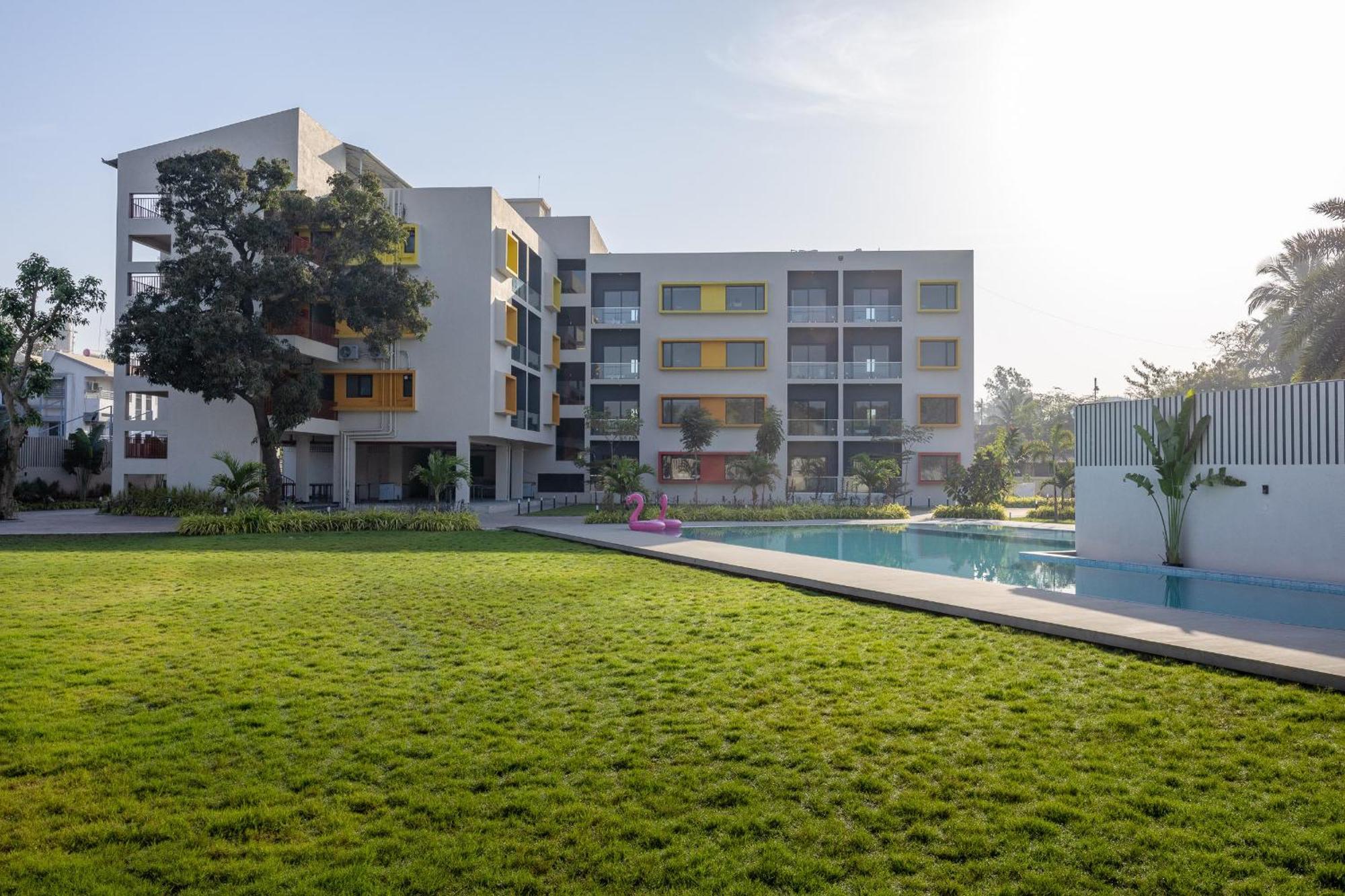 Saavi Suites Daman Exteriör bild
