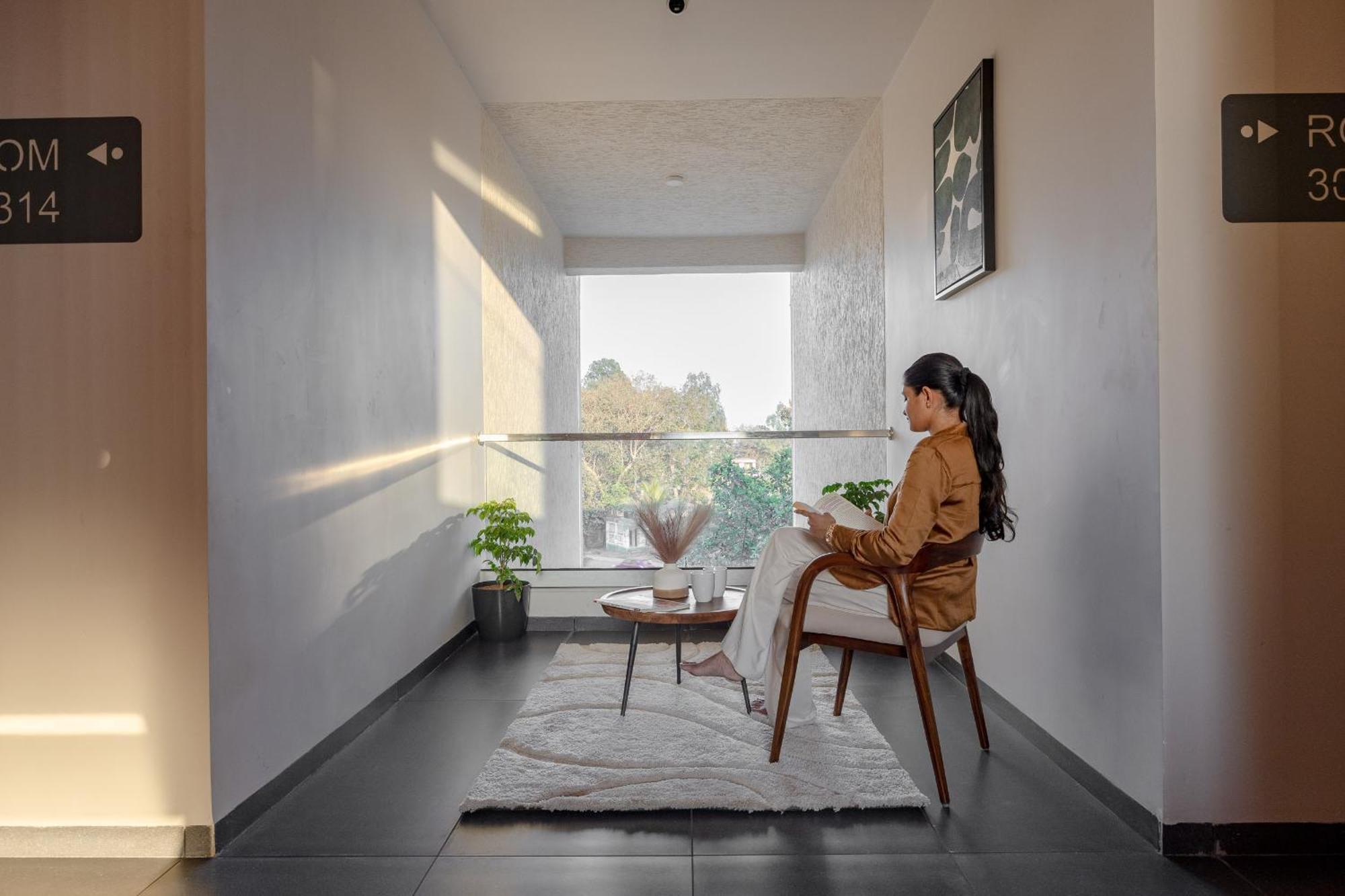 Saavi Suites Daman Exteriör bild
