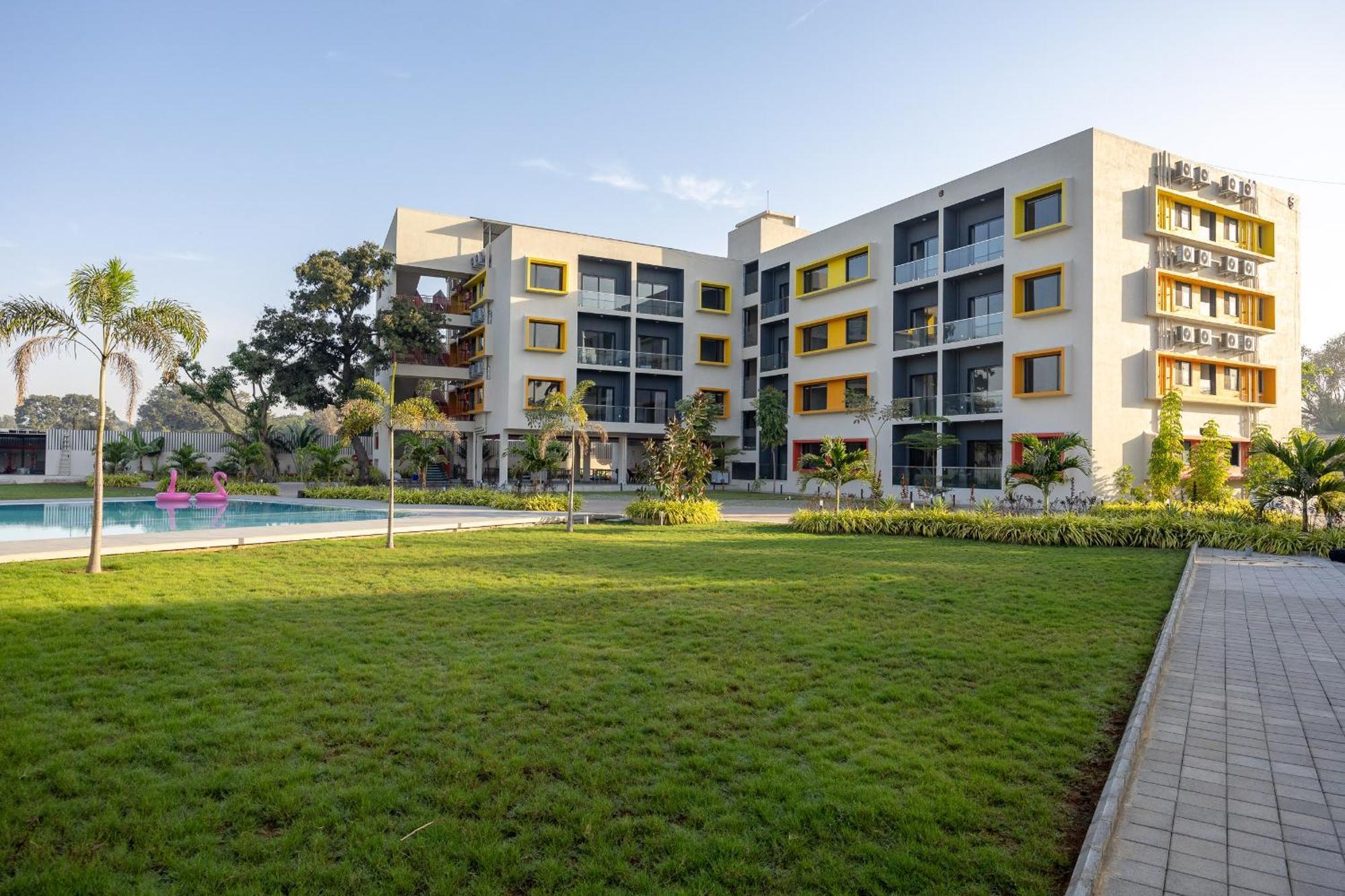 Saavi Suites Daman Exteriör bild
